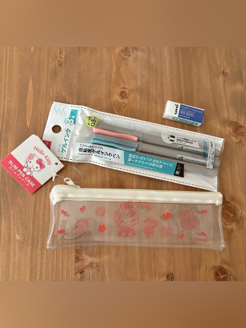 Brand new. Sourced from Japan. 3 set of gel pen and Hello kitty case.